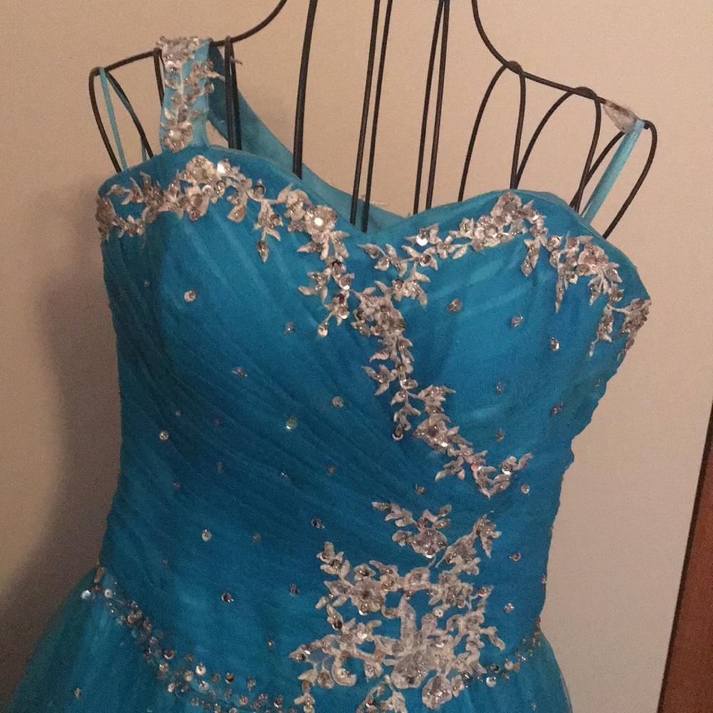 Prom Dress. - Picture 2 of 3